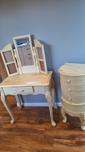 Childrens bedroom furniture/