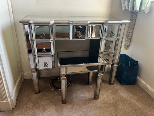 Mirrored dressing table and